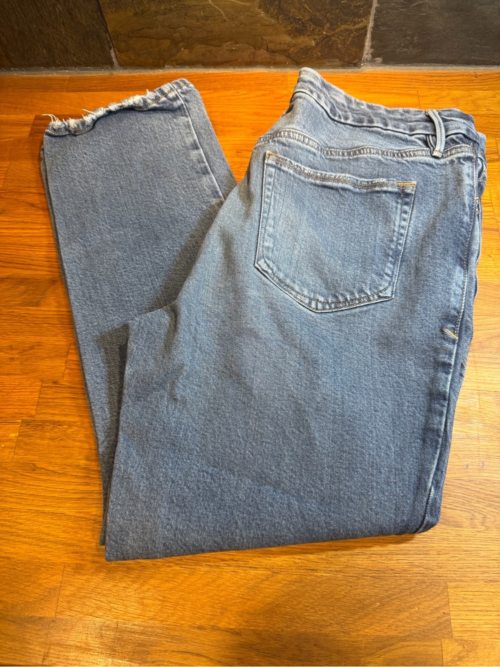 Good American Straight Jeans in Light Blue Wash size 14/32